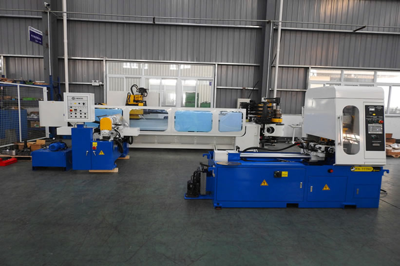 Pipe bending machine